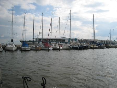 Deel van de haven van Volendam waar boxen zijn voor kleinere jachten